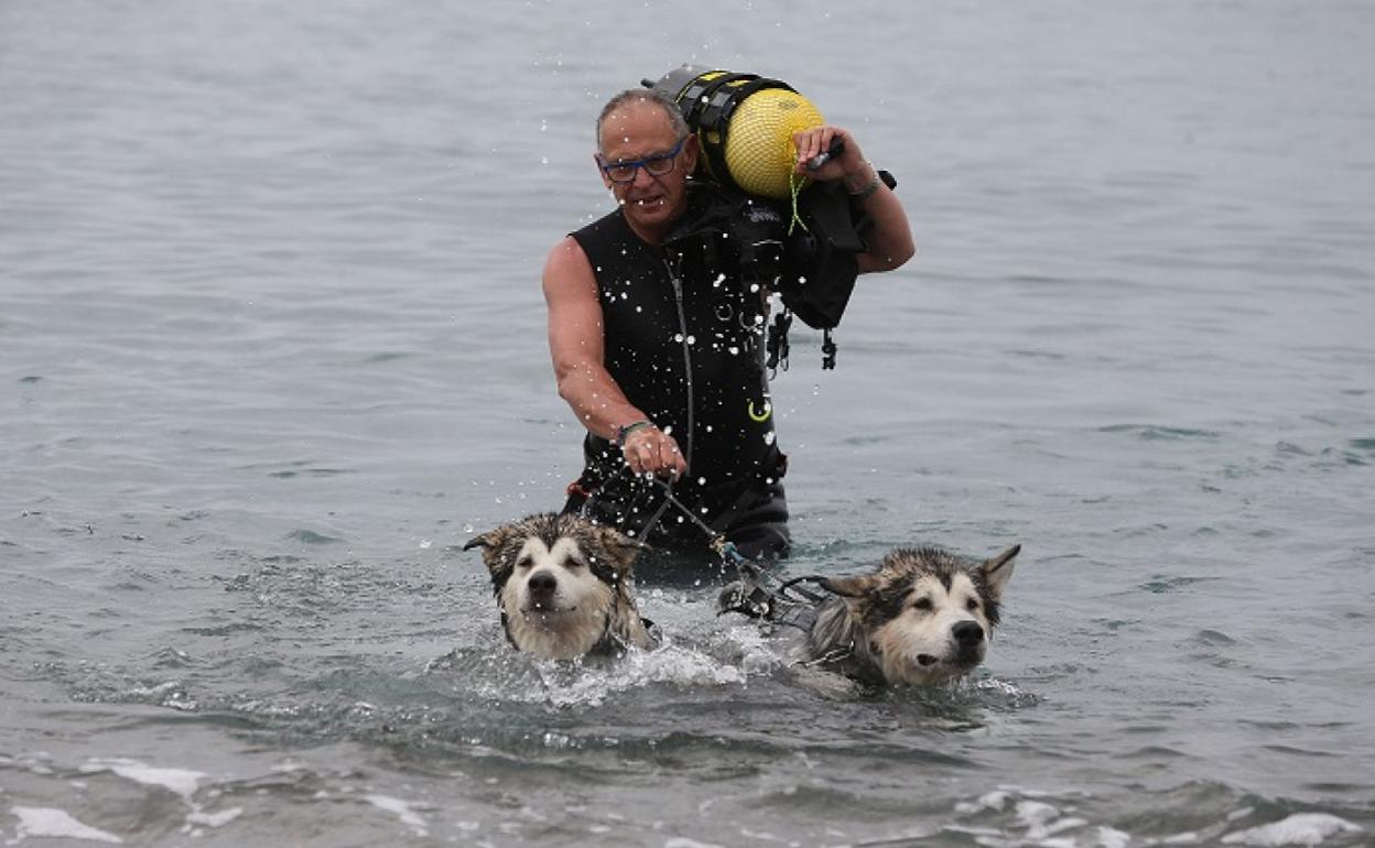 Manuel Calvo combina sus dos pasiones: el mar y los perros. 