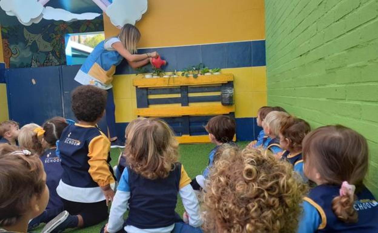 Profesora en un aula con su alumnado. 
