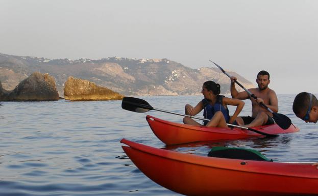 Kayak en los Acantilados de Maro.