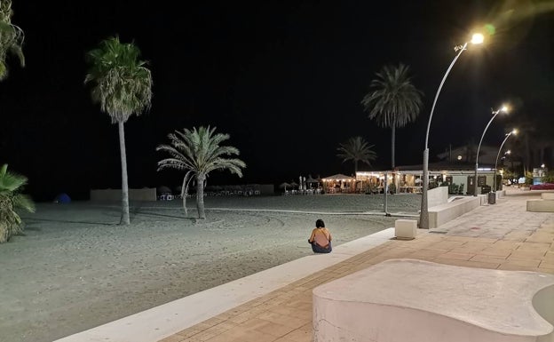 Los últimos vecinos que deambulaban por la playa la abandonaron minutos antes de las dos. 