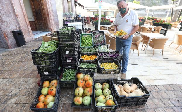 Pepe Cobos descarga la verdura de la huerta que se come en la bodega. 