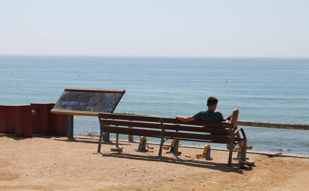 Con su equipamiento, estas playas invitan a relajarse mirando el mar o a pasear por la Senda Litoral. 