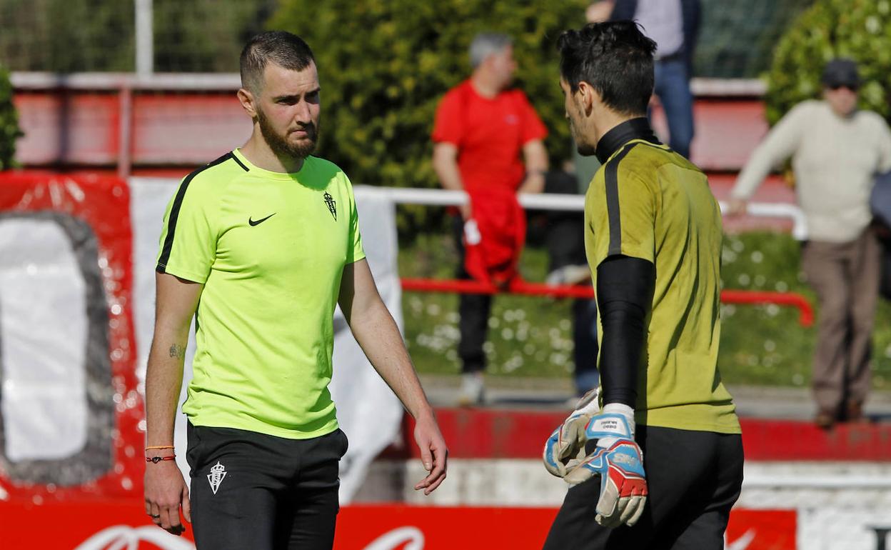 Peybernes, junto al meta Mariño, durante un entrenamiento con el Sporting. 