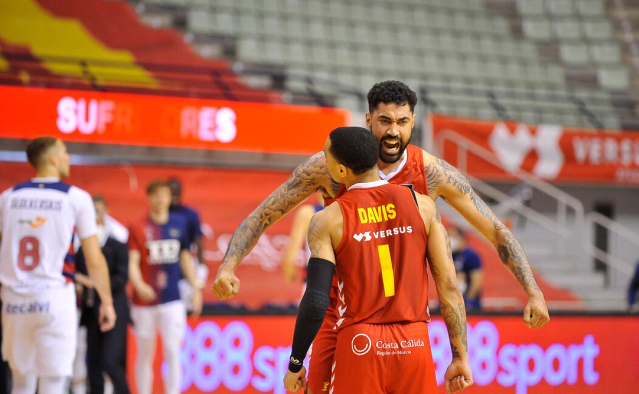 Lima y Davis celebran una canasta en un partido de la pasada temporada con el UCAM Murcia. 