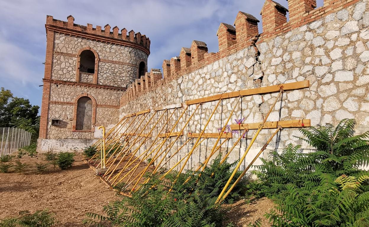 El muro ha sido apuntalado para contener las grietas y evitar que se desplome. 