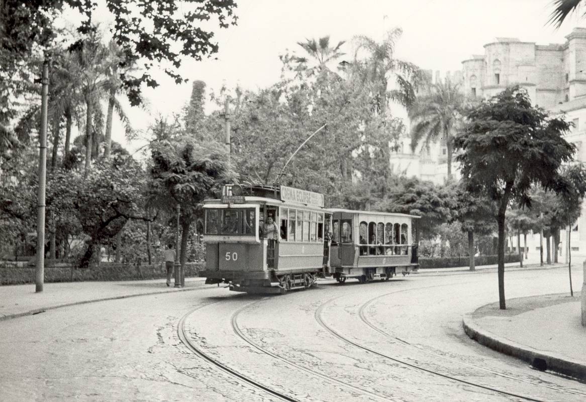 Tranvía nº 50 con jardinera en la Cortina del Muelle 1955. Archivo Francisco Arias