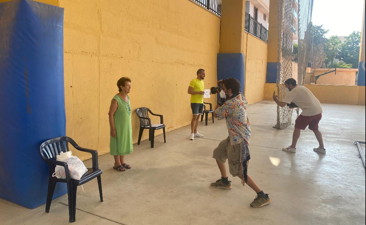 Dos de los participantes en el 'casting', este martes en el pabellón nerjeño. 