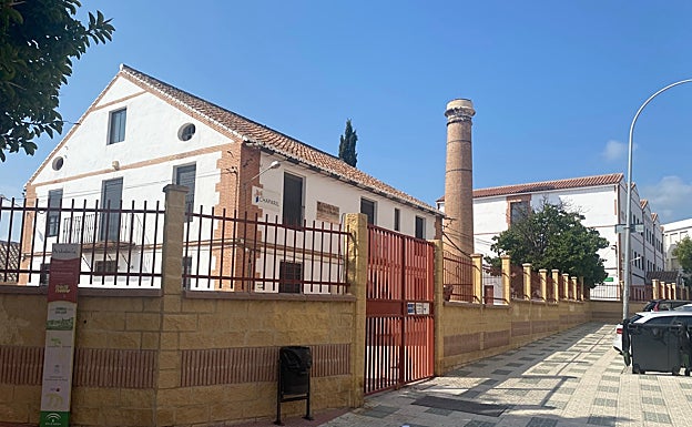 En el IES El Chaparil de Nerja también se están ejecutando obras para retirar unos módulos prefabricados. 