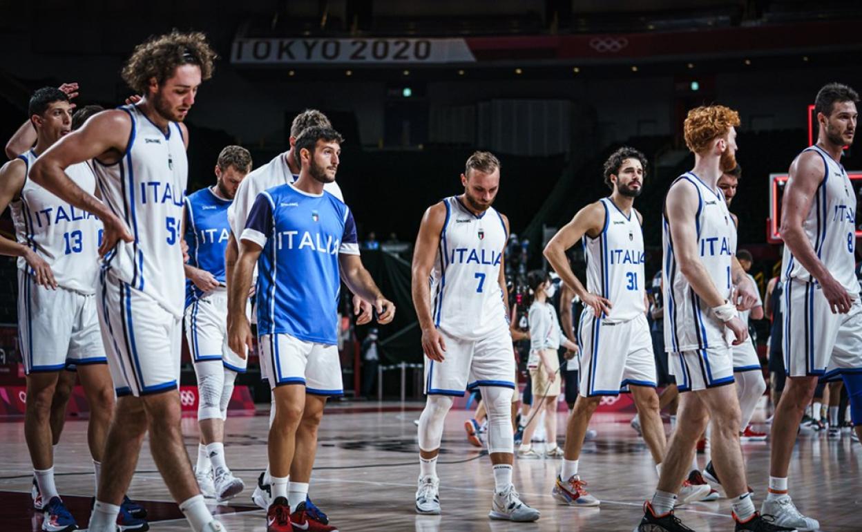 Spissu, con camiseta azul, abandona la pista cabizbajo tras la eliminación de su selección. 