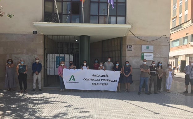 Concentración de repulsa frente a la sede del IAM en la capital malagueña. 