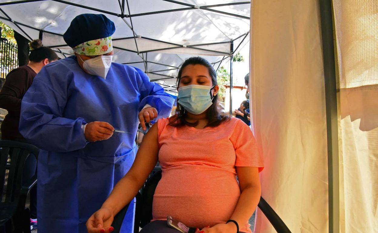 Una embarazada se vacuna contra la covid en Paraguay.
