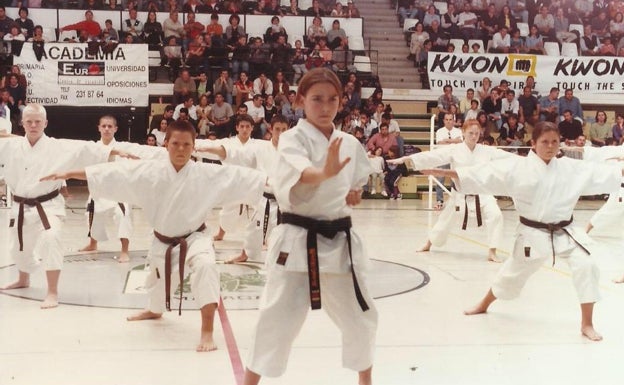Imagen principal - Arriba, y en el centro de la imagen, Quintero en la Gala de las Artes Marciales, en Carranque. Sobre estas líneas, de pequeño en el balcón de su domicilio, cerca de La Carihuela, en Torremolinos y, a la derecha, el día de su boda, en el verano de 2019, con Casandra Busto en Gijón. 