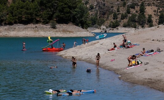 El pantano de El Chorro ofrece alquiler de hidropedales. ÑITO SALAS