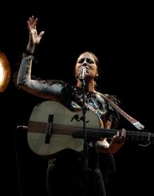 Imagen secundaria 2 - Espontaneidad cómica y folclórica, el encanto del directo de María Peláe