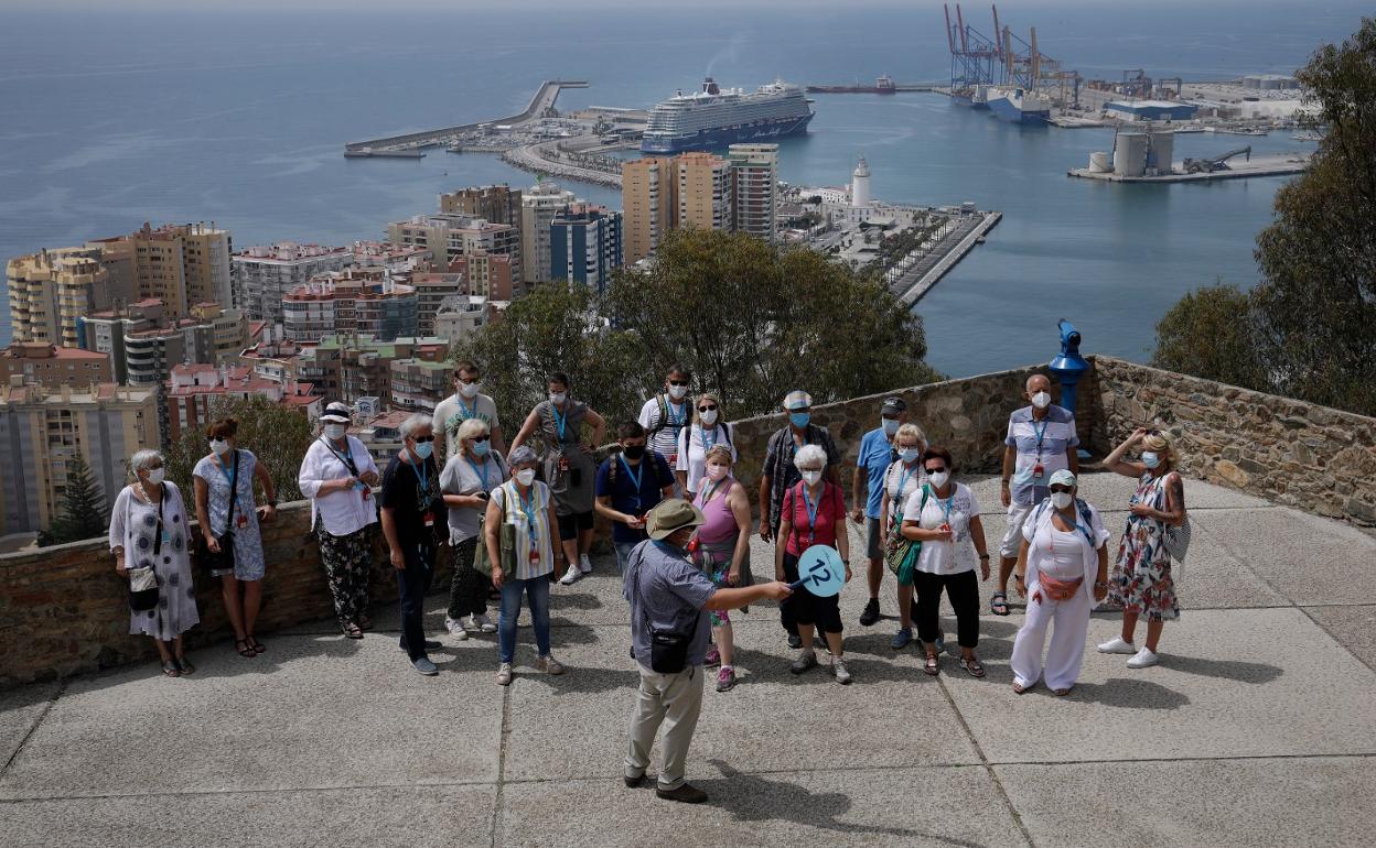 Turistas recorren la Alcazaba y contemplan las vistas hacia el puerto. 