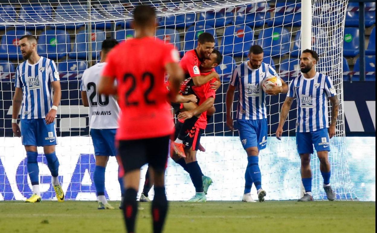 Peybernes, Lombán y Javi Jiménez, cabizbajos tras el gol del Tenerife. 