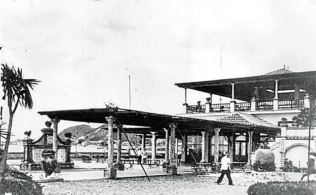 El balneario es un lugar clave en la historia del libro 'El viento que sopla salvaje'. Imagen de archivo de los años 60. 