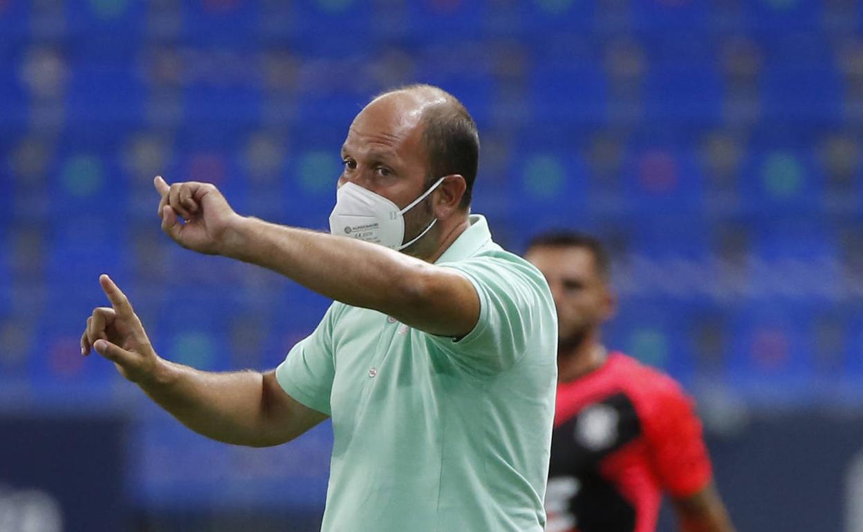 José Alberto se dirige a uno de sus jugadores en un momento del partido. 