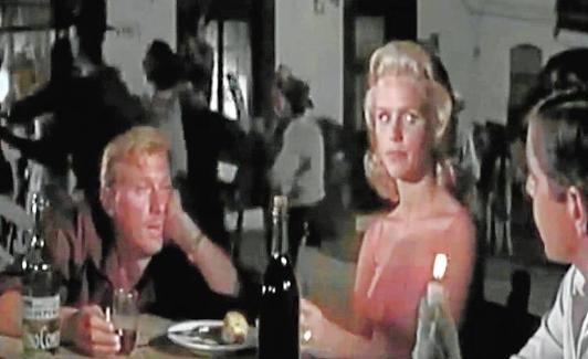 Harvey, Remick y Bates con la panda de verdiales a su espalda.