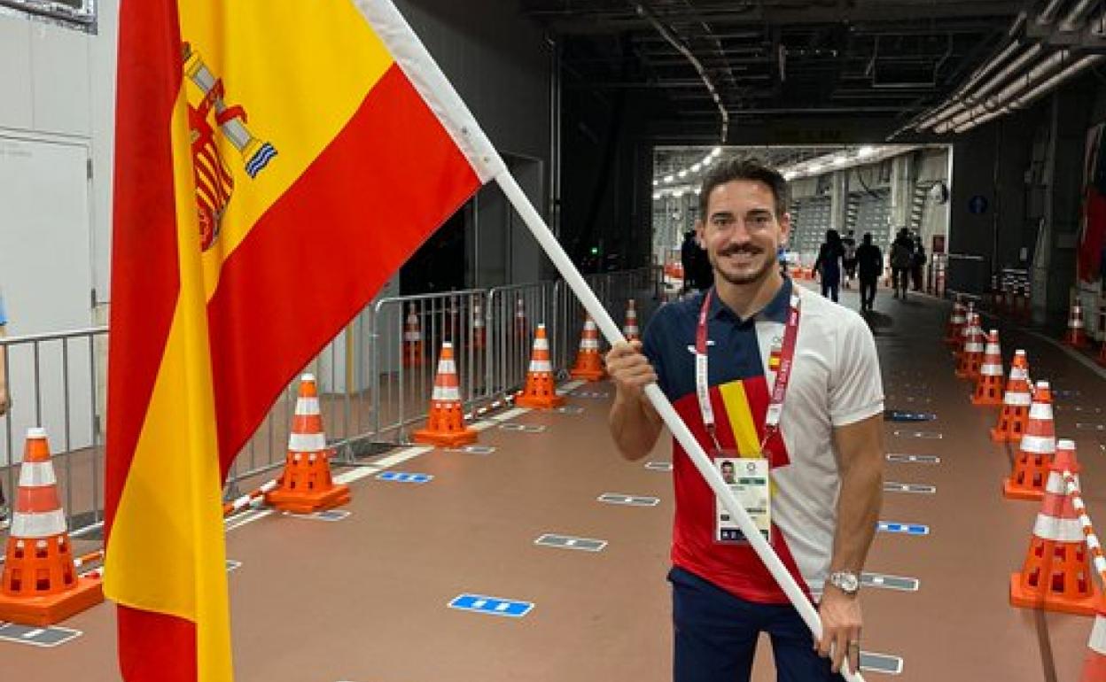 Damián Quintero, con la bandera española antes de la ceremonia de clausura. 