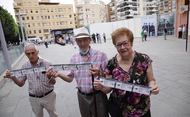 Aficionados con sus abonos.