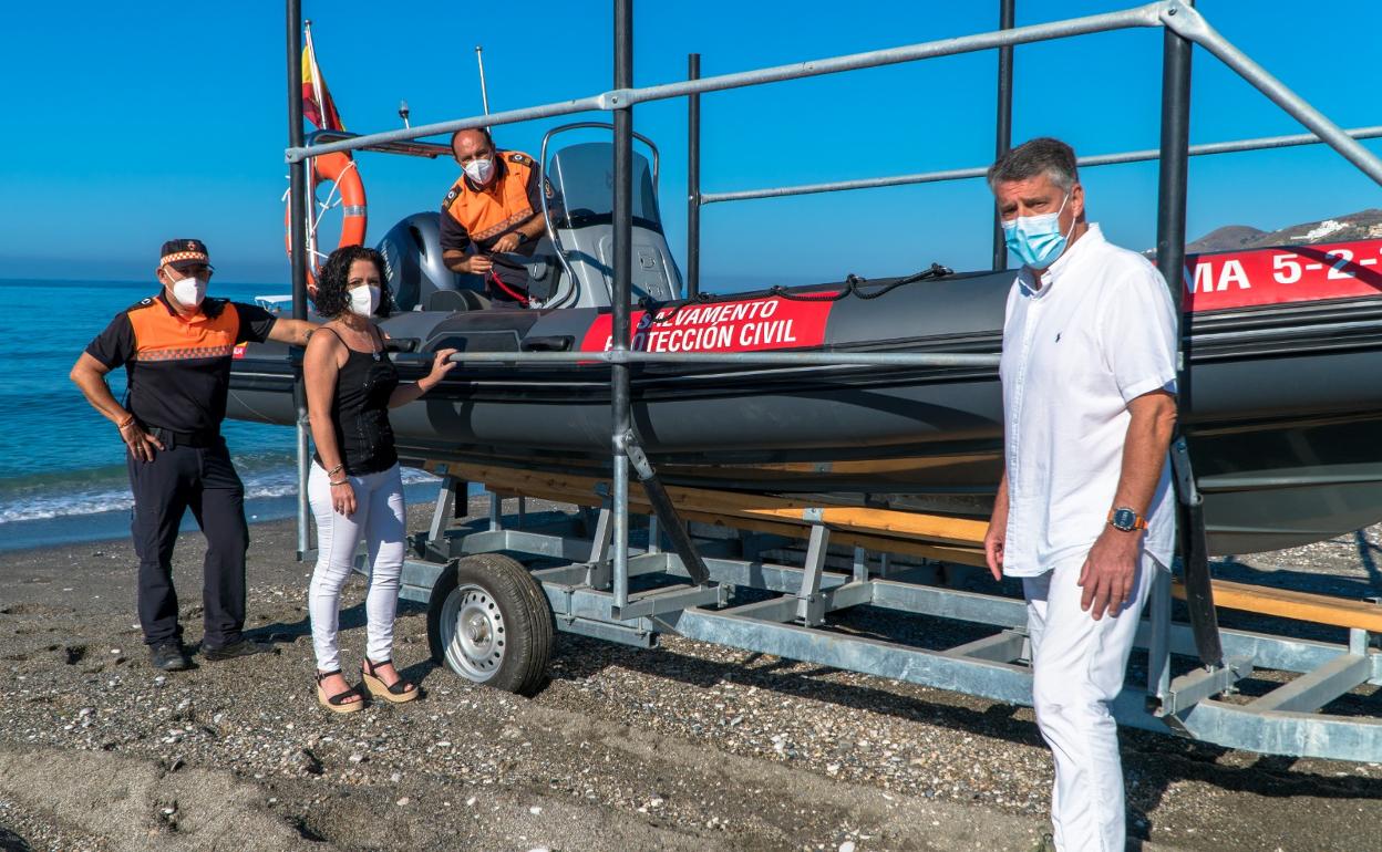 La concejala de Playas y el alcalde nerjeño, junto a la nueva embarcación de Protección Civil. 