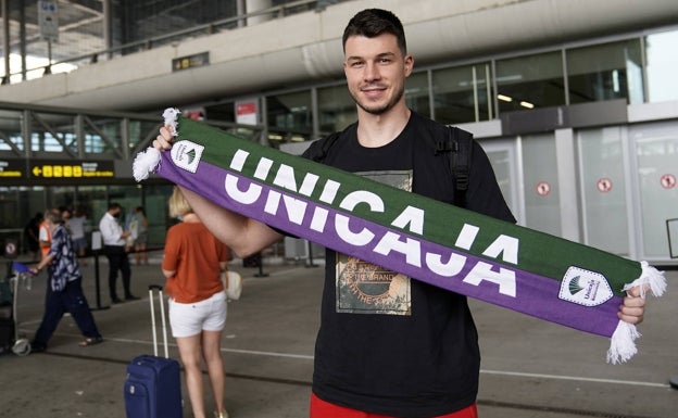 La llegada del alero Manu Barreiro a Málaga este martes. 