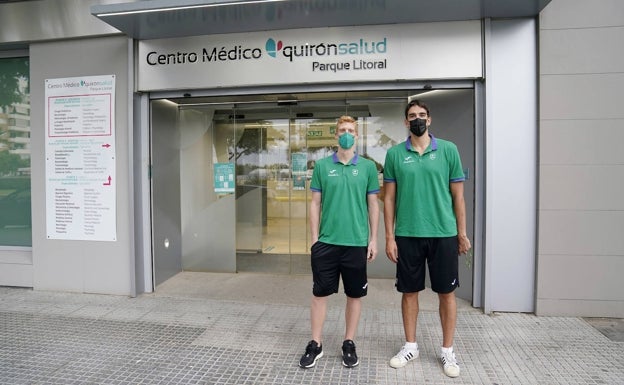 Alberto Díaz y Carlos Suárez., a su entrada en la Quirón. 