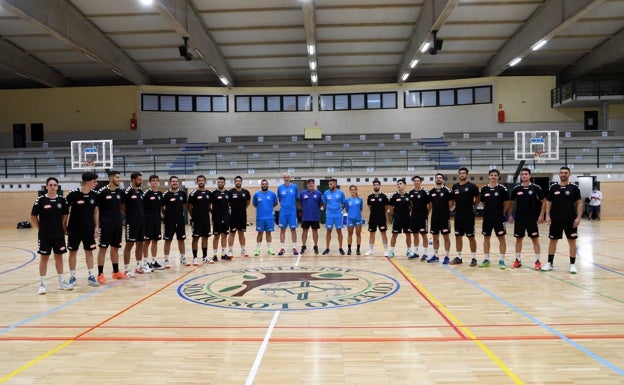 La plantilla del Trops Málaga, en el Colegio Los Olivos. 