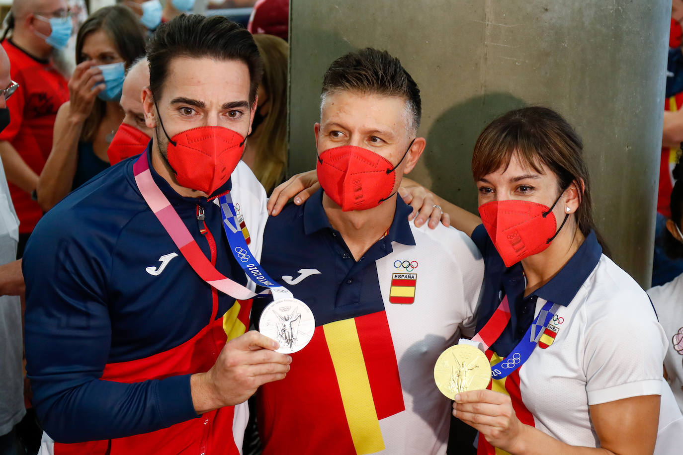 Fotos: El kareteca malagueño Damián Quintero y Sandra Sánchez llegan a Madrid con sus flamantes medallas olímpicas