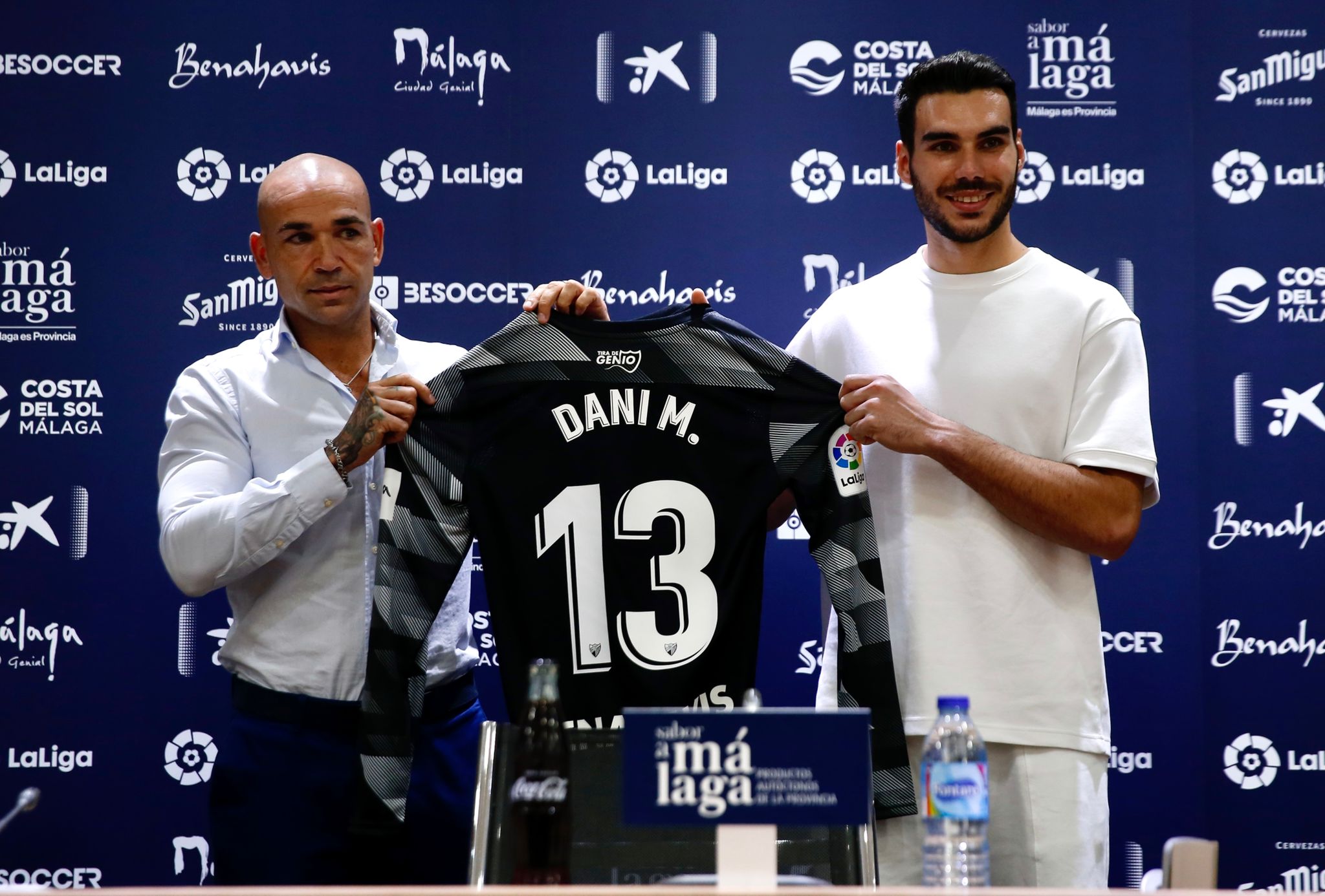 Manolo Gaspar (d), director deportivo del Málaga, y Dani Martín, nuevo fichaje del Málaga.