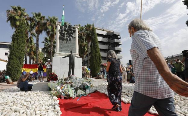 El monumento levantado en el lugar del fusilamiento de Blas Infante hace ya 85 años recibió ayer la ofrenda floral de partidos y entidades. 