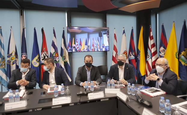 En el centro, José María Muñoz, administrador judicial del Málaga, junto a otros directivos durante la Asamblea General de LaLiga en Madrid.