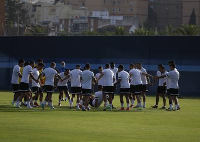 Imagen secundaria 1 - Algunas de las imágenes del entrenamiento del Málaga de este jueves.