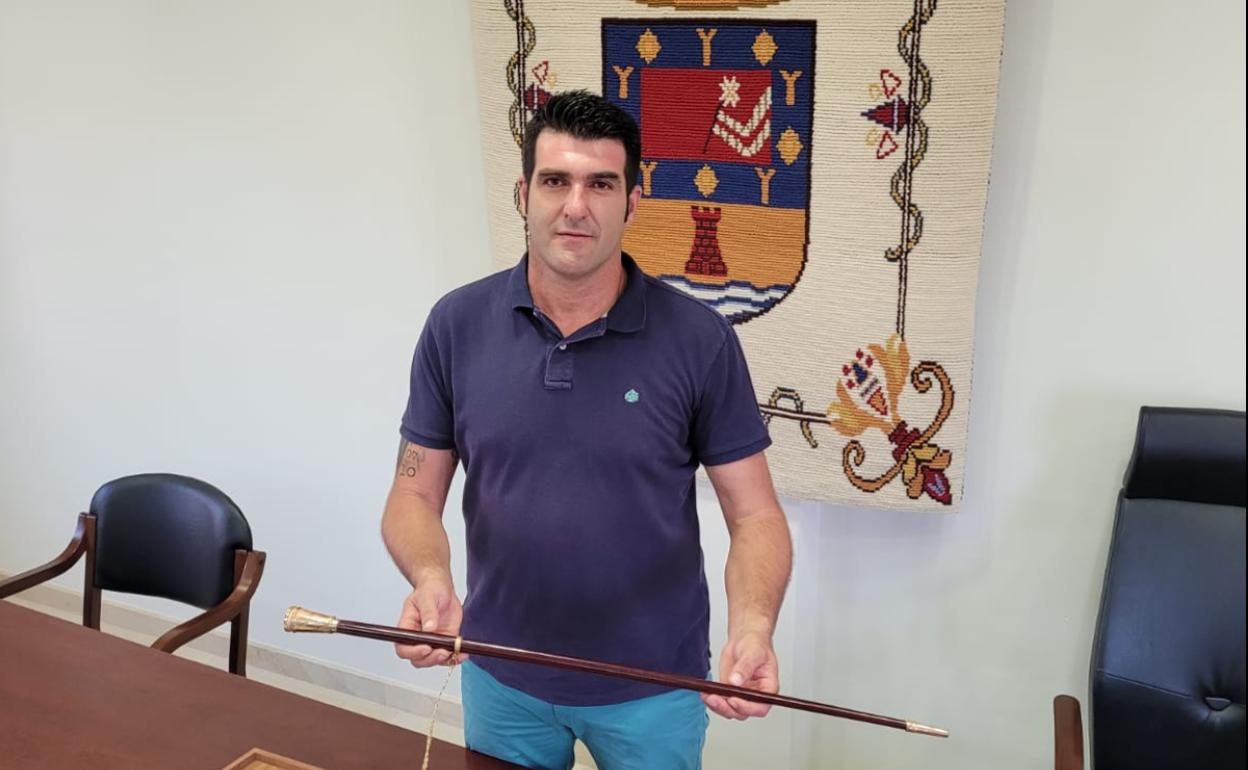 José Antonio Carabantes recibe la vara de mando tras ser reelegido. 