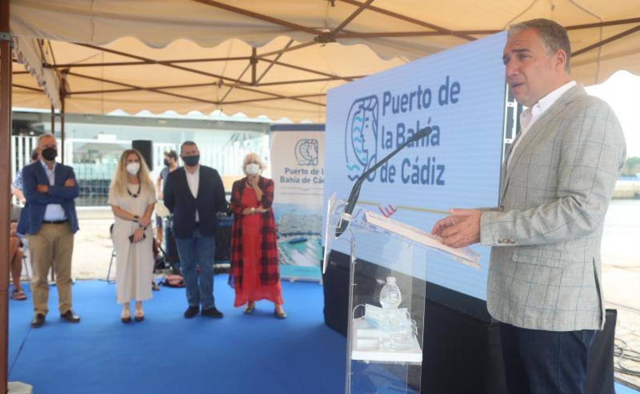 El consejero de Presidencia, Elías Bendodo, ayer en un acto en el puerto de la Bahía de Cádiz. 