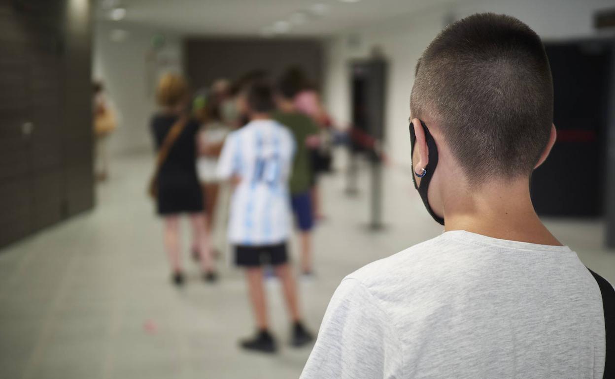 Fila de adolescentes para vacunarse en Navarra.