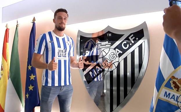 El nuevo jugador del Málaga, Genaro Rodríguez, posa en los despachos de La Rosaleda.