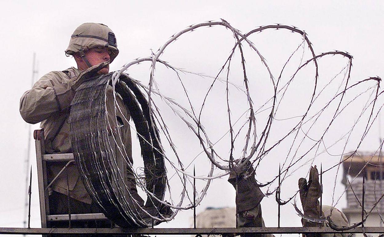 Un soldado refuerza con alambradas el perímetro de la Embajada de EE UU en Kabul, en una imagen de archivo.