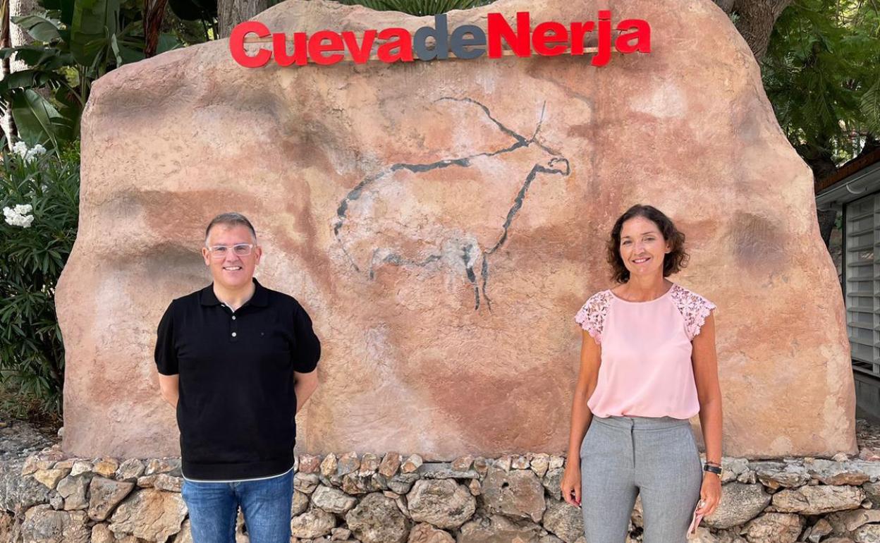 El gerente de la Cueva de Nerja, Chema Domínguez, y la ministra de Turismo, Reyes Maroto, este sábado en la gruta. 