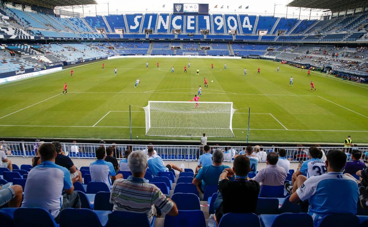 Imagen de La Rosaleda desde el sector de Fondo durante el encuentro de presentación del Málaga, hace nueve días contra el Tenerife 