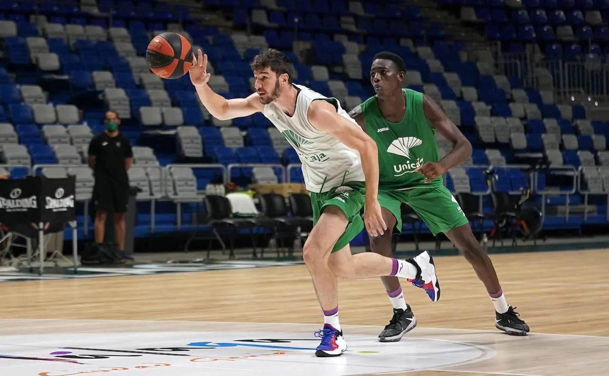 Brizuela, perseguido por Victory Onuetu en el entrenamiento del Unicaja del sábado. 