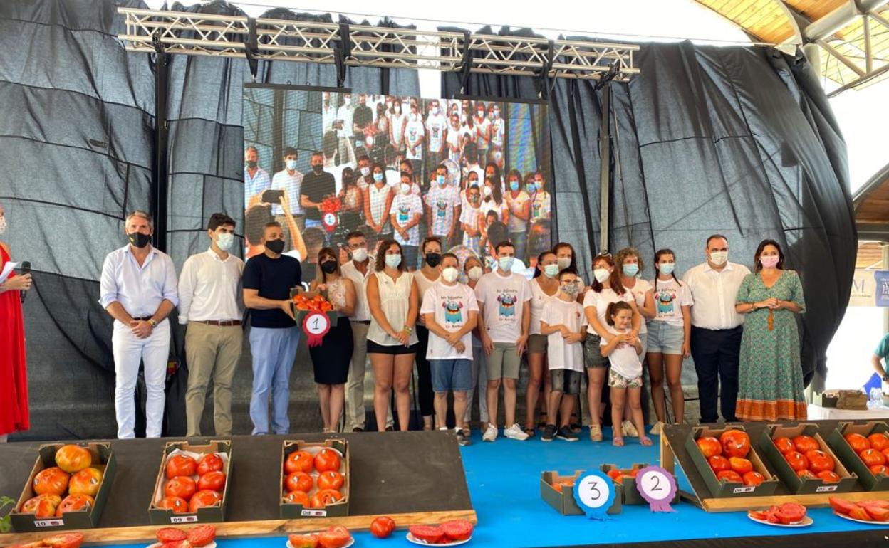 Entrega del mejor lote de tomate huevo de toro en el mercado 'Sabor a Málaga' de Coín.