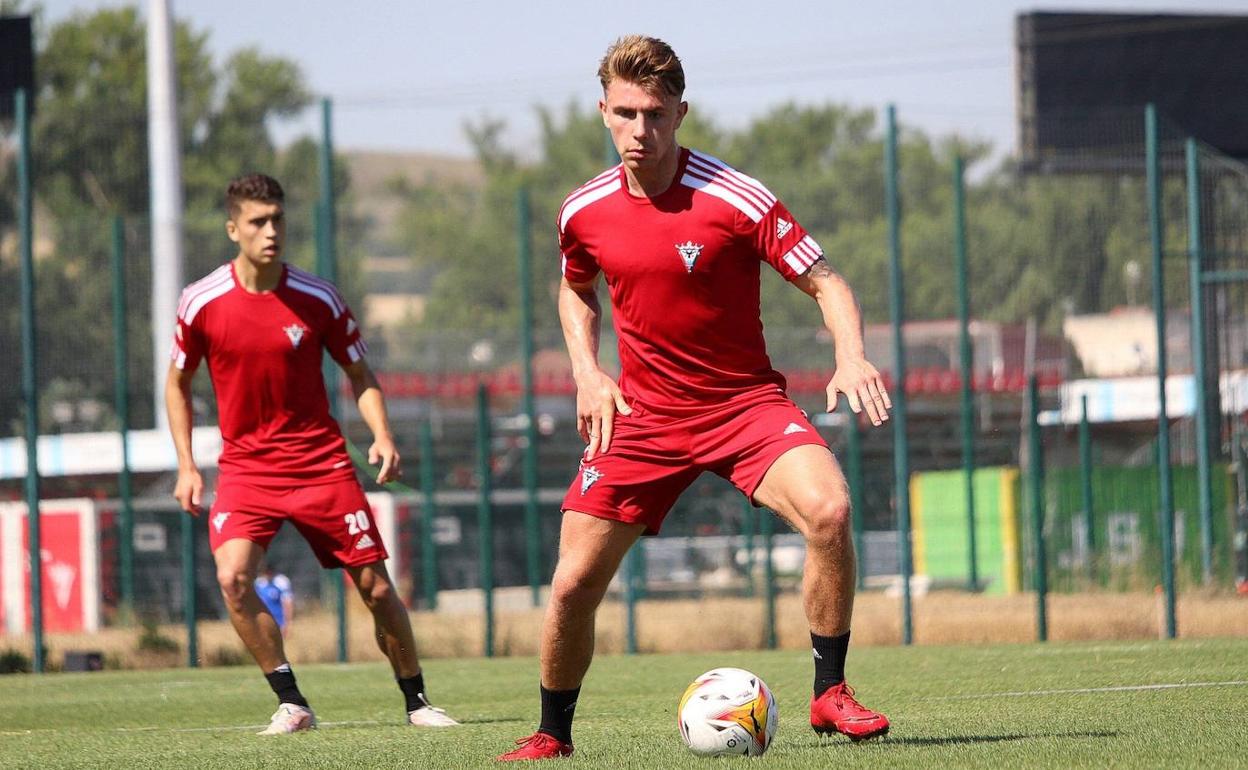 El lateral Iago López y el medio centro Rementería, en un entrenamiento del Mirandés. 