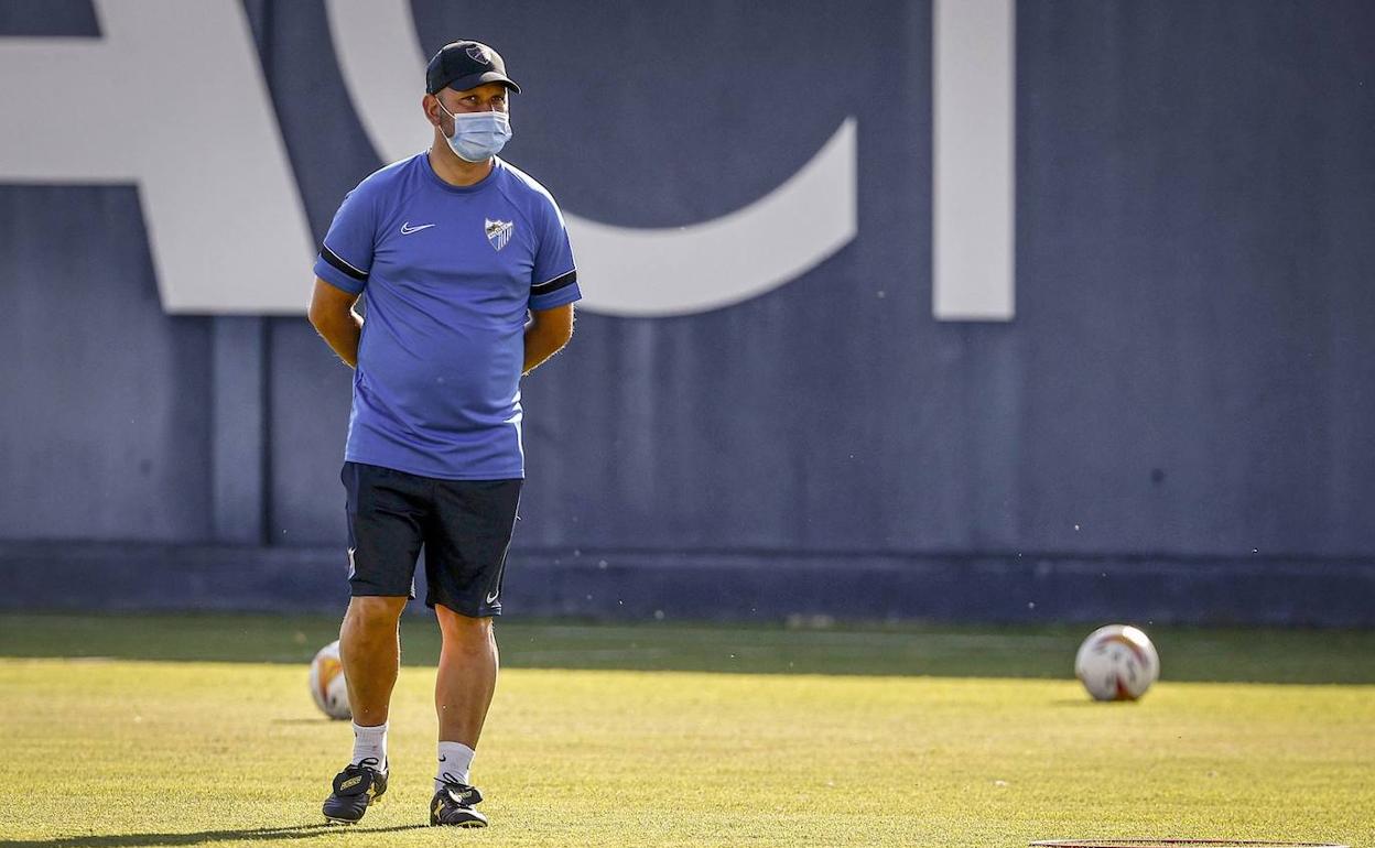 José Alberto López supervisa una sesión de entrenamiento. 