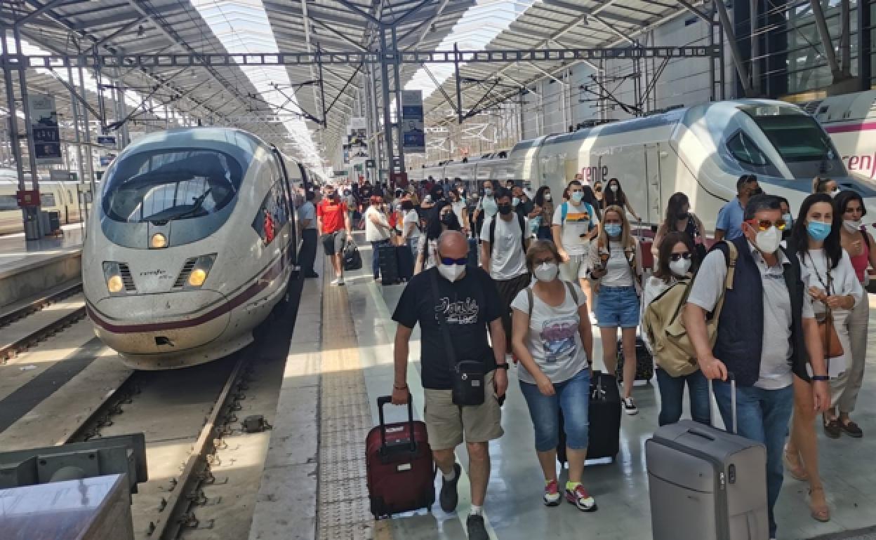 Imagen de archivo de viajeros en la estación Málaga- María Zambrano. 