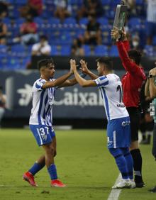 Imagen secundaria 2 - Momento en el que Kevin y Roberto son sustituidos en el minuto 66 de partido entre Málaga y Mirandés.