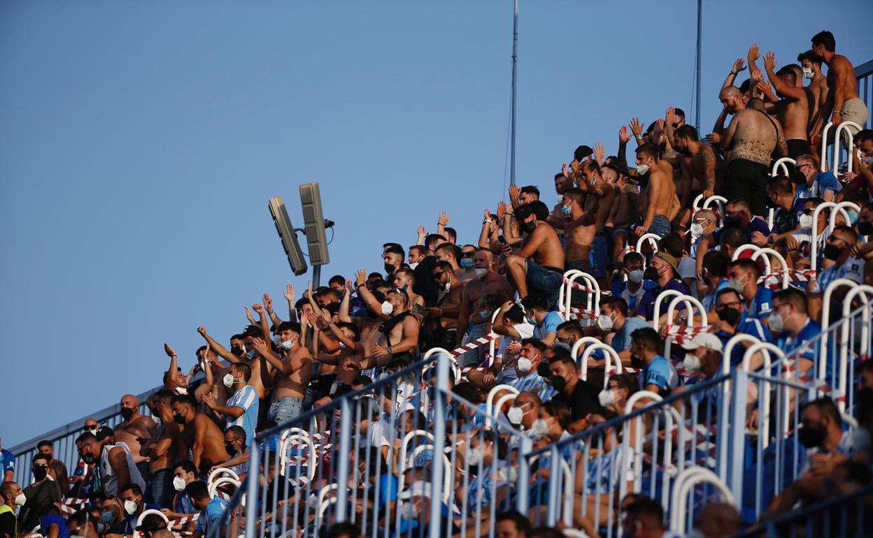 Un grupo de descamisados, de pie y demasiado próximos en la zona alta de Fondo Sur al comienzo del choque, antes de ser advertidos de ello por la seguridad y de que se situaran en asientos. 