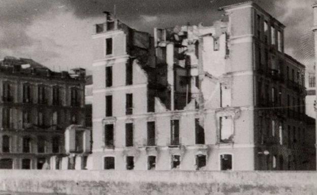 Edificio bombardeado junto al río Guadalmedina