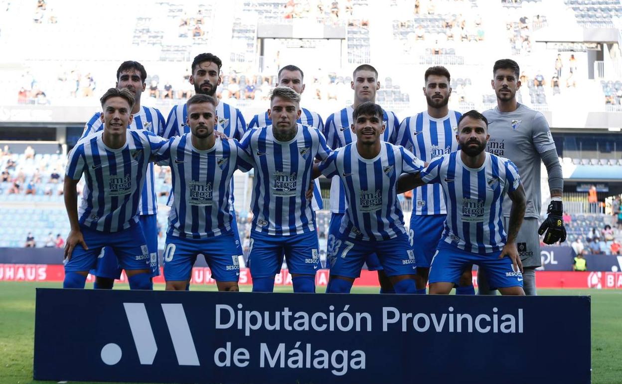 Equipo del Málaga frente al Mirandés. 